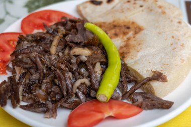 Doner kebabı, sığır kebabı eti, ekmek ve sebzeyle dilimlenmiş geleneksel Türk yemeği.