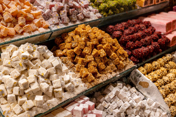 Турецкий восторг, Lokum в Турции, разнообразные сорта традиционных турецких сладостей, крупным планом выбранный фокус с боке