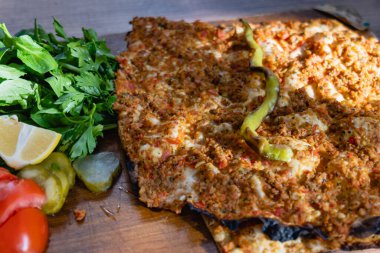 Türk pizzası olarak bilinen Lahmacun, Türk restoranında tabakta Türk mutfağı ve fırınının bir fotoğrafı