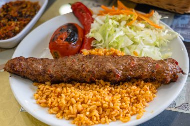 Adana Kebap, geleneksel Türk mutfağı kebap, tabakta sebze.