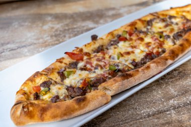 Pide, et ve peynir soslu Türk ekmeği, yakın çekim. Geleneksel Türk mutfağı tabakta yakın plan