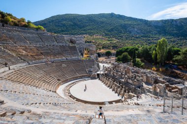 Efes, Türkiye 'nin Efes kentindeki antik tiyatro manzarası. Efes (Efes) bir UNESCO Dünya Mirası sitesidir..