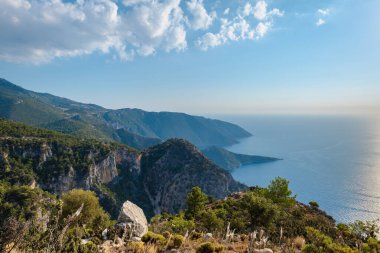 Türkiye 'nin Fethiye yakınlarındaki Akdeniz Türk kıyısı manzarası fotoğrafı, Lycian yolunda deniz yoluyla yürüyüş rotasında çekildi. Doğa, açık hava, yürüyüş.