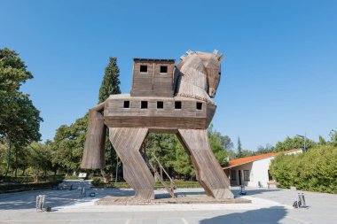 Troy, Türkiye - Eylül 2021: Truva Atı, Türkiye 'nin Çanakkale kentindeki Truva arkeoloji sahasında taklit edildi. Truva Atı 'nın modern kopyası.