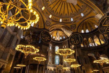 Ayasofya 'nın iç mimari, dekorasyon ve mimari manzarası, Türkiye' nin Sultanahmet bölgesinde İstanbul 'un ünlü bir simgesi.