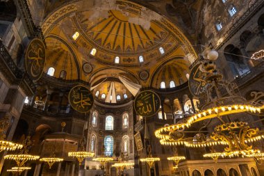 Ayasofya 'nın iç mimari, dekorasyon ve mimari manzarası, Türkiye' nin Sultanahmet bölgesinde İstanbul 'un ünlü bir simgesi.