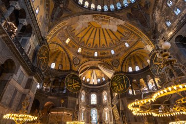 Ayasofya 'nın iç mimari, dekorasyon ve mimari manzarası, Türkiye' nin Sultanahmet bölgesinde İstanbul 'un ünlü bir simgesi.