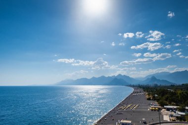 Antalya 'daki Konyaalti plajı, Türkiye. Sıcak yaz havasında Akdeniz 'deki uzun Türk plajı