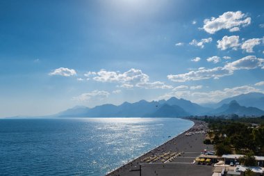 Antalya 'daki Konyaalti plajı, Türkiye. Sıcak yaz havasında Akdeniz 'deki uzun Türk plajı