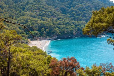 Kabak plajı, Akdeniz kıyısında Fethiye yakınlarında gözlerden uzak bir sahil, ünlü Lycian yolu olan yürüyüş rotasında yer alıyor.