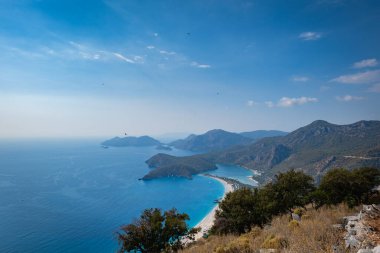 Türkiye 'nin Fethiye ilindeki Oludeniz mavi gölü ve kum plajı. Türkiye 'nin güneybatısının turkuaz kıyıları, güneşli bir günde Lycian yolunda yürüyüş pistine çıkarıldı