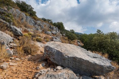 Türkiye 'nin Fethiye yakınlarındaki Akdeniz Türk sahili manzarası fotoğrafı, Lycian yolunda yürüyüş rotasında çekildi. Doğa, açık hava, yürüyüş ve yürüyüş