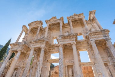 Ephesus Celsus Kütüphanesi, Türkiye 'nin Efes kentinde bulunan antik kentte detaylı bir bakış açısı. Ephesus bir UNESCO Dünya Mirası sahası.
