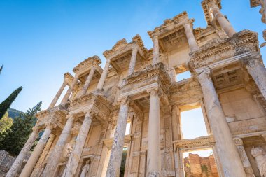 Ephesus Celsus Kütüphanesi, Türkiye 'nin Efes kentinde bulunan antik kentte detaylı bir bakış açısı. Ephesus bir UNESCO Dünya Mirası sahası.