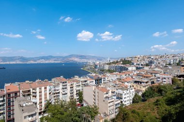 İzmir şehir manzarası, İzmir şehrinin binaları ve deniz manzarası. İzmir, Türkiye 'nin üçüncü büyük kentidir..