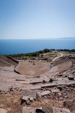 Assos tiyatrosu, Ege Denizi 'ne bakan antik Yunan arkeolojik alanı. Assos, Assos ve Aristo Akademisi 'nde meşhurdur.