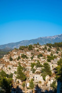 Kayakoy köyü, Fethiye 'nin terk edilmiş Yunan köyü. Kayakoy, Asya 'nın en büyük şehri olan nüfus değişimi nedeniyle bir hayalet kasaba.