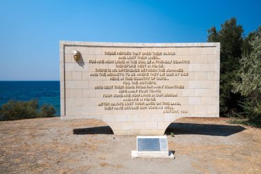 Çanakkale, Türkiye - Eylül 2021: ANZAC 'nin Birinci Dünya Savaşı' nda Gelibolu Yarımadası 'na ANZACs çıkartmasının yapıldığı körfez sahasındaki Atatürk konuşma anıtı
