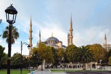 Mavi Cami, Sultan Ahmet Camii, şafak vakti. Eski İstanbul, Türkiye 'deki mimari, bahçe ve cephenin manzarası
