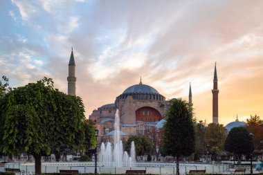 Şafak vakti Ayasofya, İstanbul 'un ünlü simgesi Türkiye' nin Sultanahmet bölgesinde çekildi