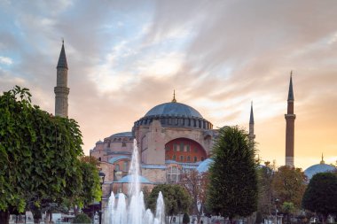 Şafak vakti Ayasofya, İstanbul 'un ünlü simgesi Türkiye' nin Sultanahmet bölgesinde çekildi