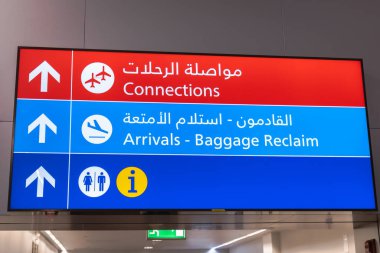 Aktarım bağlantıları, varış, bagaj, İngilizce ve Arapça bilgi için havalimanı işaretleri