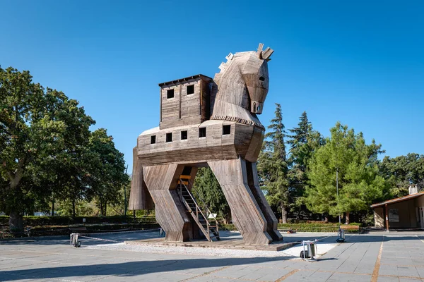 Troy, Türkiye - Eylül 2021: Truva Atı, Türkiye 'nin Çanakkale kentindeki Truva arkeoloji sahasında taklit edildi. Truva Atı 'nın modern kopyası.