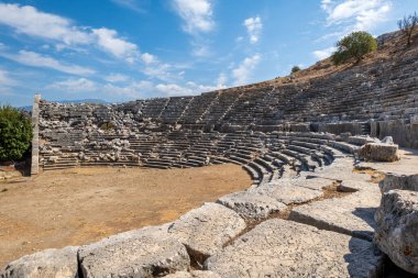 Türkiye 'nin antik Xanthos sitesi yakınlarındaki Leto tapınağındaki Letoon tiyatrosu. Letoon arkeolojik alanı UNESCO 'nun bir sitesidir.