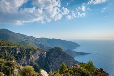 Türkiye 'nin Akdeniz Türk kıyı yürüyüşü rotası olan Lycian' dan deniz yoluyla geçen günbatımında Türkiye 'nin kostal manzarası. Doğa, açık hava, yürüyüş ve yürüyüş