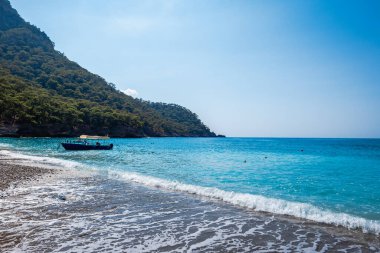 Türkiye 'de plaj, Türkiye' de Fethiye yakınlarında Kabak plajı, Akdeniz manzarası.