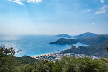 Türkiye 'nin Fethiye ilindeki Oludeniz mavi gölü ve kum plajı. Türkiye 'nin güneybatısının turkuaz kıyıları, güneşli bir günde Lycian yolunda yürüyüş pistine çıkarıldı