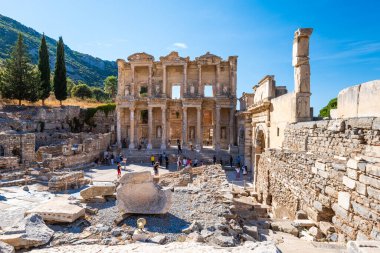 Türkiye 'nin Efes kentindeki Celsus Kütüphanesi' nde. Ephesus bir UNESCO Dünya Mirası sahası.
