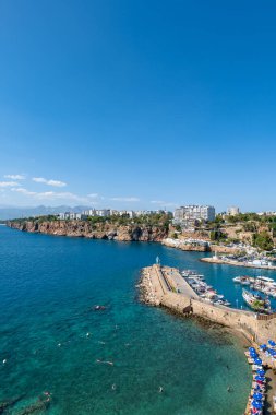 Türkiye 'nin Antalya kentindeki Mermerli plajı, eski Antalya kasabası yakınlarında. Antalya turistler için popüler bir Akdeniz kıyı kentidir..