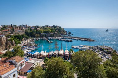 Antalya, Türkiye - Ekim 2021: Antalya eski kenti Kaleici view tatil beldesi Antalya, Türkiye