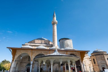 Konya, Türkiye - Ekim 2021: Yeşil Anıtmezar olarak bilinen Mevlana Müzesi, Konya, Türkiye 'de mimari. Persli bir Sufi olan Rumi 'nin mozolesi.