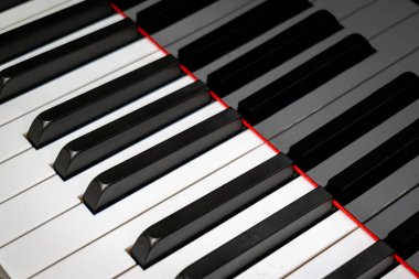 Piyano tuşları siyah klasik piyanoda - müzik prodüksiyonu ve kaydı için yakın plan