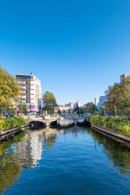 Eskisehir, Türkiye - Ekim 2021: Eskisehir Porsuk nehir ve köprü manzarası. Eskisehir, orta bölgedeki nehir ve köprüleriyle ünlüdür..