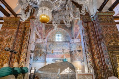 Konya, Türkiye - Ekim 2021: Yeşil Anıtmezar olarak bilinen Mevlana Müzesi, Konya, Türkiye 'de mimari. Persli bir Sufi olan Rumi 'nin mozolesi.