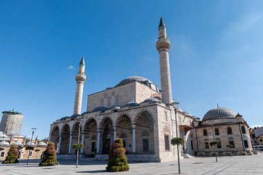 Konya 'daki Selimiye Camii' nin yanında Mevlana Müzesi var. Konya, Sufiler için kutsal bir yolculuktur.,
