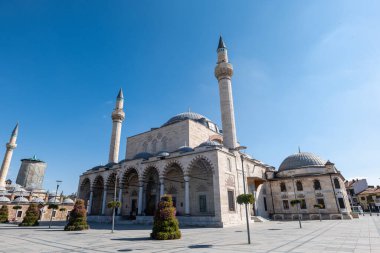 Konya 'daki Selimiye Camii' nin yanında Mevlana Müzesi var. Konya, Sufiler için kutsal bir yolculuktur.,