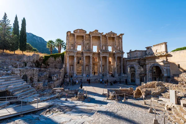 Türkiye 'nin Efes kentindeki Celsus Kütüphanesi' nde. Ephesus bir UNESCO Dünya Mirası sahası.