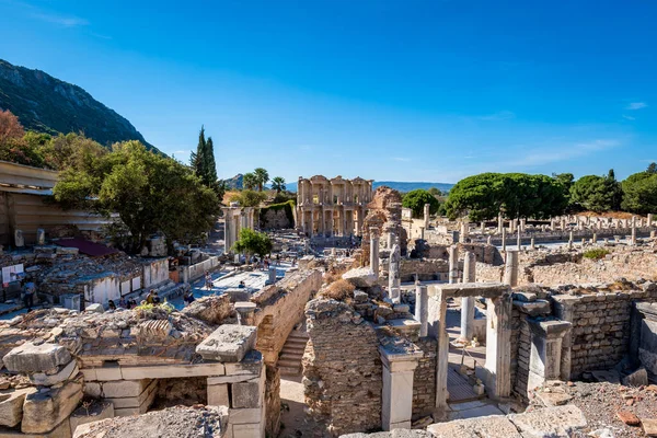 Türkiye 'nin Efes kentindeki Celsus Kütüphanesi' nde. Ephesus bir UNESCO Dünya Mirası sahası.