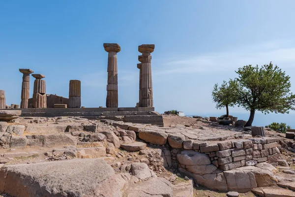 アテネの神殿はトルコのアソス遺跡で廃墟となっている アソスはアソスのアカデミーで有名です — ストック写真