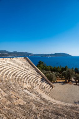 Antalya, Kas 'taki Antiphellos Tiyatrosu. Türkiye 'nin popüler tatil beldesi Kas' taki ünlü mimari eser manzarası