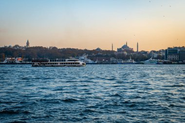 İstanbul Boğazı Boğazı, gün batımında Galata Köprüsü 'nde seyir ve feribot manzaralı. İstanbul şehir manzarası