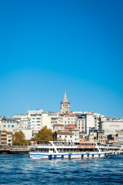 Arka planda Galata kulesi olan İstanbul şehir manzarası. İstanbul 'un Karaköy ve Galata ilçesinin kent manzarası İstanbul Boğazı' ndan görüldü