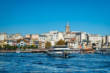 Arka planda Galata kulesi olan İstanbul şehir manzarası. İstanbul 'un Karaköy ve Galata ilçesinin kent manzarası İstanbul Boğazı' ndan görüldü