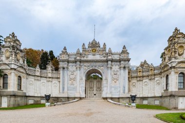 İstanbul, Türkiye 'de Dolmabache saray kapısı. Dolmabache Osmanlı İmparatorluğu 'nun ana yönetim merkezi olarak görev yaptı.