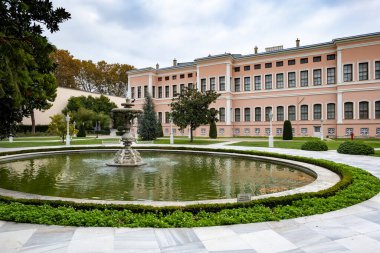 Türkiye 'nin İstanbul kentindeki Dolmabache sarayındaki harem binası. Dolmabache Osmanlı İmparatorluğu 'nun ana yönetim merkezi olarak görev yaptı.