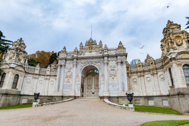 İstanbul, Türkiye 'de Dolmabache saray kapısı. Dolmabache Osmanlı İmparatorluğu 'nun ana yönetim merkezi olarak görev yaptı.